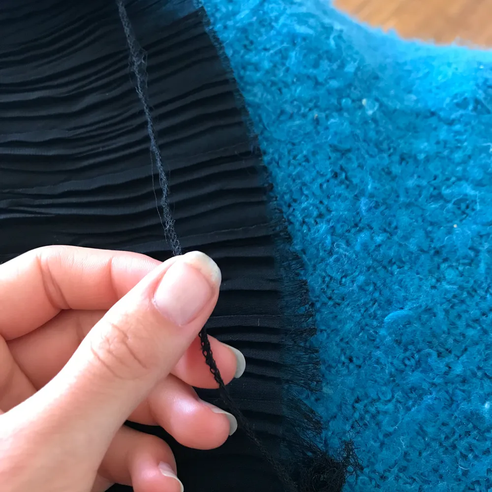 Jättefina plisserade svarta byxor från River Island! Väldigt tunnt skönt material, så perfekta nu i sommar. Lite upprepat längst ned på ena benet (bild 3, därav lågt pris), men ganska säker på att det inte kan repas upp mer😊. Jeans & Byxor.