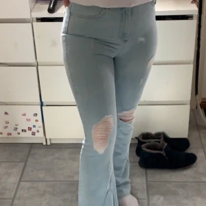 Bootcut jeans - Jeans från Linn Ahlborgs kollektion! Jag tror dessa är lite mindre i storleken för jag har storlek 38 men dessa sitter rätt tajt på mig. Dessa är aldrig använda, dom har legat i min låda medans jag väntat på att jag ska börja gilla bootcut jeans🥶 