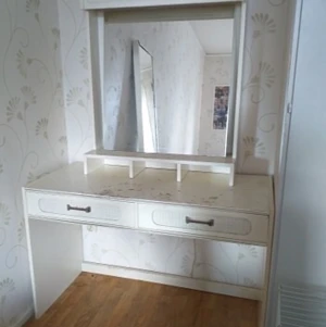 Sminkbord - Finns i vänersborg! Buda från 100kr Säljer nu mitt sminkbord med belysning, sminkbordet är i bra skick men kan behövas målas om (se bild) därav billigt pris, buda!
