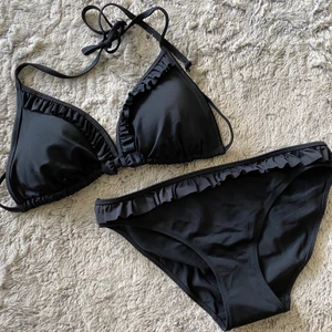 Bikini - Svart bikini med volanger, sparsamt använd