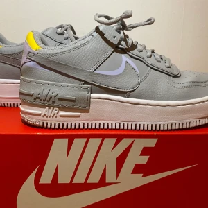 Nike Air Force 1 Shadow  - Använda väldigt få gånger, säljer för att dom är för små.    Nypris - 1199kr                                                                           Köparen står för frakt, betalning via swish