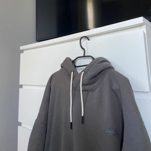 super dry hoodie  - Säljer nu min super mysiga hoodie med märket super dry då den inte längre kommer till någon användning. Nypris 800, säljer för 150 kr + frakt.