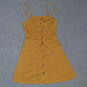 Jätte söt gul klänning  - Senapsgul jeansklänning från h&m knäppning i fram med fickor. Ger en jätte fin form på kroppen, aldrig använd. Köparen betalar frakt 66kr :)