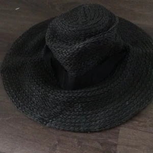 Svart Strandhatt - Fin , passande strandhatt säljes! Använts en gång och passar till i princip allt. 