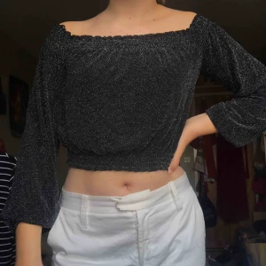 - Croppad off-shoulder fest-topp från hm. Använd en gång så den är i superfint skick:) köpare står för frakt:)