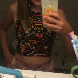 Söt topp strl S - Gulligt linne med fint mönster, linnet är från HM (säljs inte längre) och i storlek S. Linnet är knappt använt då det inte är min stil och är därför nästan i nyskick. 