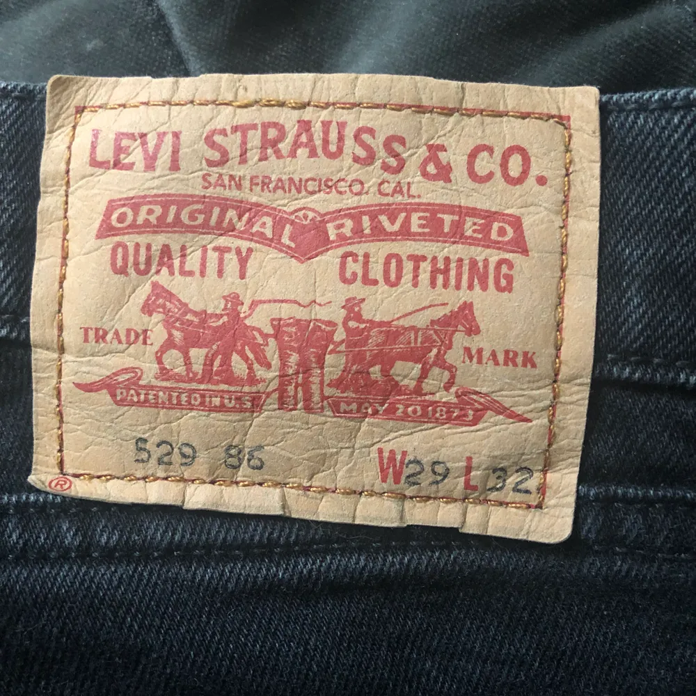 Svarta bootcut/flare byxor från LEVI’S😍 | De är inte helt svarta utan har en liten använd look | Lågmidjade| Säljer då de är alldeles förstora för mig | Fraktkostnad på 63kr tillkommer🧚🏼‍♀️. Jeans & Byxor.
