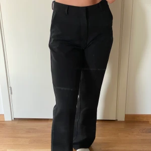 Utsvängda kostymbyxor - Super snygga och sköna utsvängda kostymbyxor som tyvärr blivit förstor för mig, använd fåtal gånger så i väldigt fint skick! Pris inkl. Frakt!