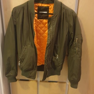 DM  - Jättesnygg jacka god skick som nytt 