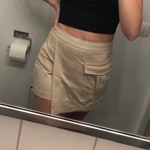 Jättefin shorts-kjol - Super fin shorts/kjol i mocka immitation med dragkedja på sidan & två fake fickor bak, endast använd en gång så den är i nyskick!!💕 Köpt för 250kr, säljer för 90kr! Skriv privat för fler bilder eller om du har frågor!💕