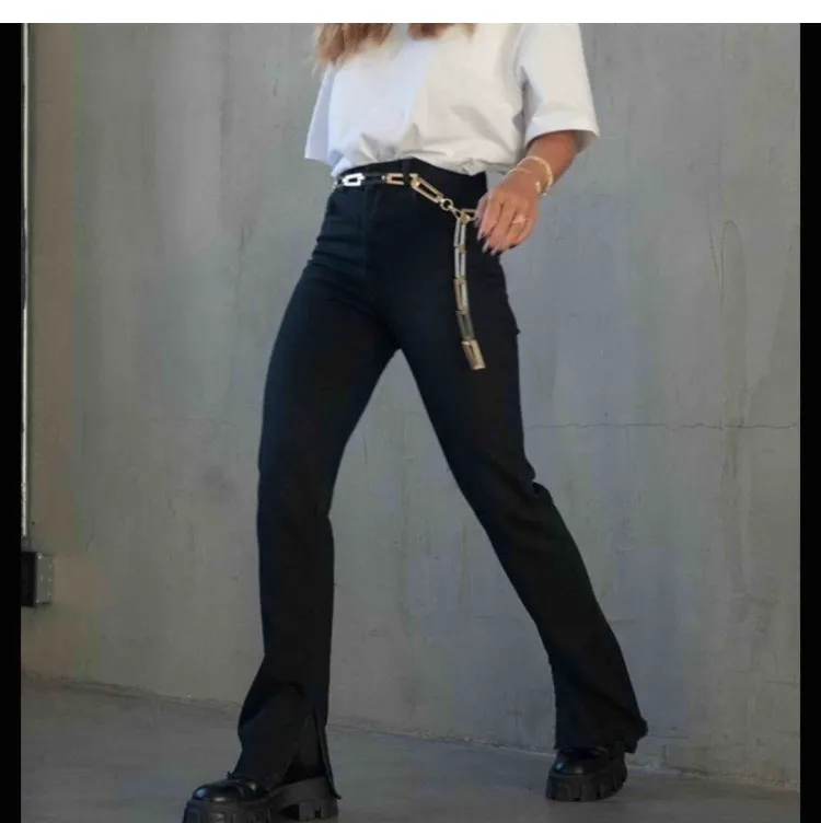 Svarta bootcut jeans med slitz längst ner och knappar från Hanna schönberg X NA-KD. Sparsamt använda, tvättade en gång! Köparen står för frakt. Jeans & Byxor.
