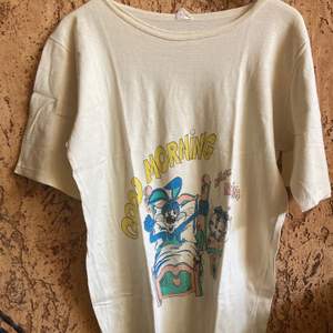 T-shirt dress från 80-talet 🔥 Äkta retro, fint skick trots sin ålder ❣️ Notera att det trots allt märks att den är ett par år ✨ Räcker till ovanför knät på mig som e 153 cm ☀️ Frakt betalas av köparen, hör av er om ni har frågor/vill ha fler bilder ☺️