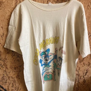 Retro t-shirt dress - T-shirt dress från 80-talet 🔥 Äkta retro, fint skick trots sin ålder ❣️ Notera att det trots allt märks att den är ett par år ✨ Räcker till ovanför knät på mig som e 153 cm ☀️ Frakt betalas av köparen, hör av er om ni har frågor/vill ha fler bilder ☺️