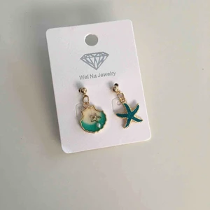  - Söta, somriga örhängen som passar perfekt för att piffa upp outfiten! Helt nya och aldrig använda🎀 Frakten ingår i priset!