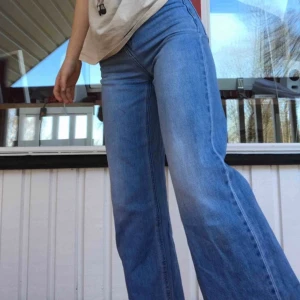 Vida jeans stl 25 - Skonsamt använda vida byxor från vero Moda i storlek 25. Frakt tillkommer. Dm för mer info