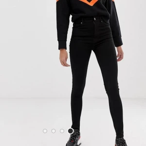 Pull & Bear skinny jeans, hög midja, 42, Budgivning - Oanvända svarta jeans från Pull & Bear. My pris 273 :- på Asos. Frakten tillkommer.