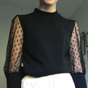 Svart blus  - Svart blus från Schein🖤 Aldrig använd då jag har för många svart blusar 
