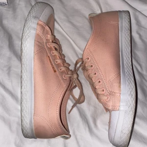 Adidas skor - Casuall Rosa Låga Adisas Sneakers , (: I storlek 40 ! Bra skick som nya! Pris kan diskuteras 