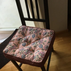 5 Indiska kuddar - 5 kuddar 450.Bekväm, mönstrad sittdyna i bomull. Yttertyg: 100 % Bomull Fyllning: Bomull, Polyester Ursprungsland: Indien Mönster: Blommig Längd: 40 cm Bredd: 40 cm Höjd: 8 cm