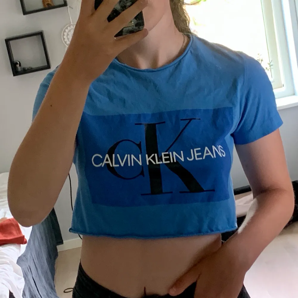 Säljer denna croppade T-shirt i världens finaste blåa färg💙 . T-shirts.