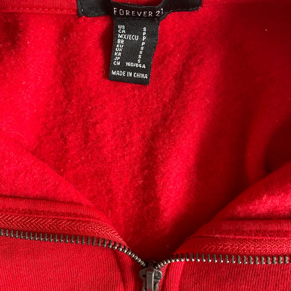 så mysig och snygg croppad sweatshirt i röd och beige⭐️⭐️använd 2 gånger så i nyskick, frakt tillkommer . Tröjor & Koftor.