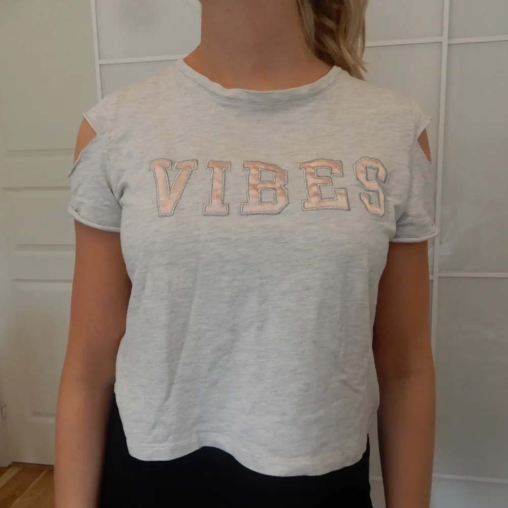 T-shirt med trycket ”Vibes”. Väldigt bekväm. Storlek S.. T-shirts.