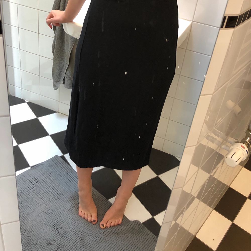 Svart, skön kjol. Från PULL&BEAR, prislappen sitter kvar, därmed oanvänd! På bilderna har jag en likadan kjol fast i storleken över. Storleken jag säljer finns på den sista bilden. Resår i midjan och slitsar på sidorna! Köparen står för frakten 📦 . Kjolar.