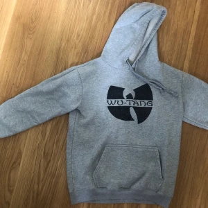 Wu-Tang Clan Hoodie  - Bra skick överlag med lite slitningar på själva trycket (se bild) det är bara att skriva om man har frågor:) köparen står för frakten