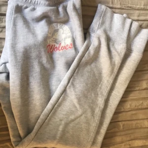 Mjukisbyxor - Mjukisbyxor med tryck i storl. M men S funkar. Materialet är gjort av ull