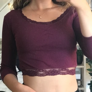 topp med snygga detaljer✨ - en vinröd topp med trekvartsärm, snygg urringning och spets. strl xs. 40kr + frakt eller mötes upp i Lund/sandby.