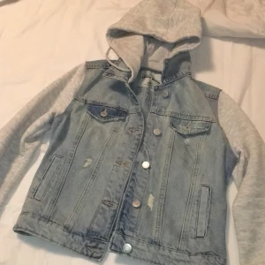 Jeansjacka/hoodie - jeansjacka/hoodie från tally weijl i polen, osäker på storleken men skulle gissa xxs-xs. dm för mer bilder, köpare står för frakten