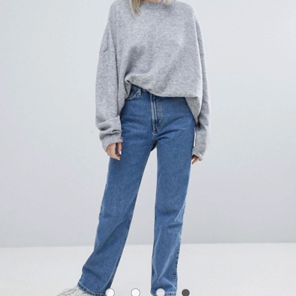 Säljer dessa super snygga jeans i modellen Row från Weekday p.ga för små! Storlek 28/30, det är bara använda några gånger, så det är typ i nyskick!💖💖 Kan också byta mot en större storlek! . Jeans & Byxor.