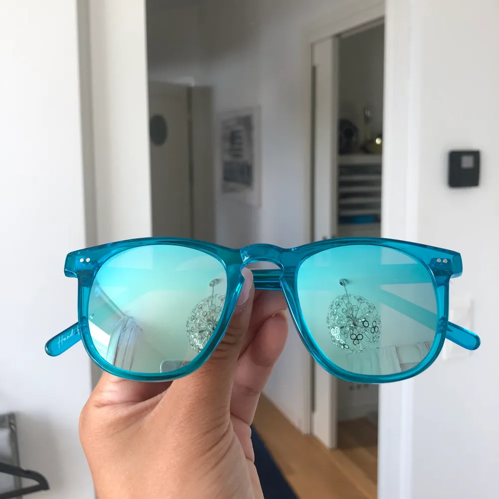 Dessa blåa solglasögon är från Chimieyewear. De är i modellen #001 med spegelglas, vilket jag tycker passar bra till sommarfester!🌞snygg och bra passform. Nypris 999 kr. . Accessoarer.