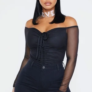 Pretty little thing bodysuit - Svart bodysuit från pretty little thing i XS. Säljer då den var för liten för mig, har M i vanliga fall. Helt ny!