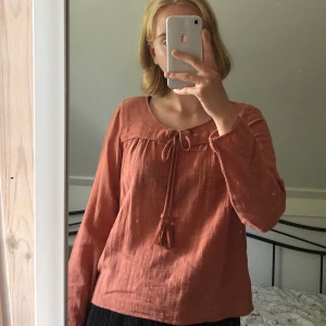 Vero Moda blus - Jättefin blus kör på Vero Moda! Frakt tillkommer eller möts upp i uppsala