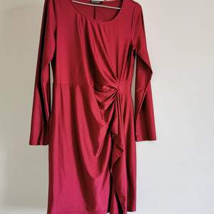 Röd klänning i strl L. En av mina favoriter, passar till de flesta tillfällen och den sätter sig fint på kroppen. 😍 