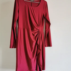 Rut&Circle storlek L - Röd klänning i strl L. En av mina favoriter, passar till de flesta tillfällen och den sätter sig fint på kroppen. 😍 