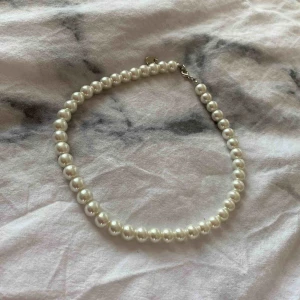  - Pärlhalsband från Ur&Penn Finns att hämta i malmö