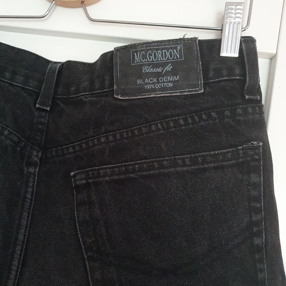 Snygga och bekväma jeans som är tillverkade i italien. Användna ett antal gånger men i gott skick. Köparen står för fraktefrakten. Kan mötas upp i Göteborgs området. Kontakta mig om oklarheter eller frågor😄💛. Jeans & Byxor.