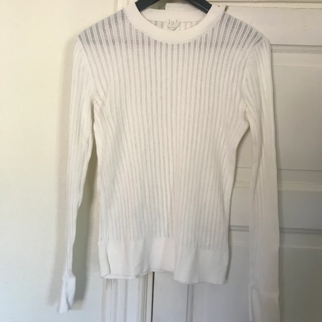 Tunn stickad tröja från ARKET