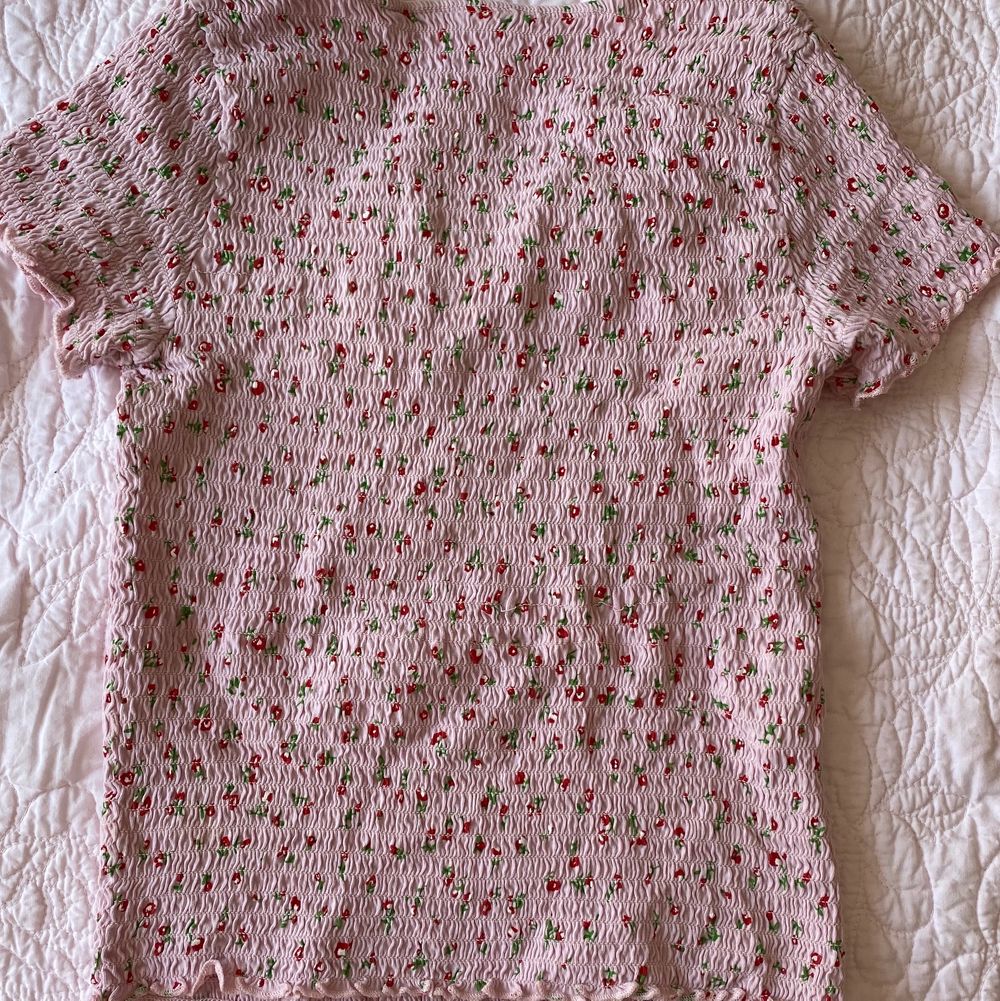 This top is a very aesthetic cute baby pink stretchy top. It is an XS but I’m a S and it fits me well. If you are interested contact me. This top works supper well with shorts, jeans, or even a black skirt. . Toppar.