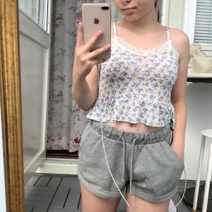 Blommig topp - (GRATIS FRAKT) Gullig topp med blommor från Bik Bok! I fint skick :)