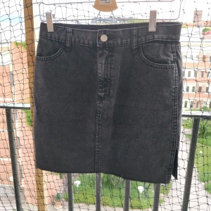 Avklippt kjol Cheap Monday - Var från början en lång kjol som jag sedan klippte av. SÅ cool?!! Mina tjocka lår skapade en fin slits på båda sidorna. Möts helst upp annars tillkommer frakt! 