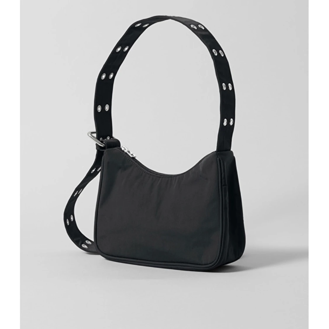 Identisk väska med den från weekday