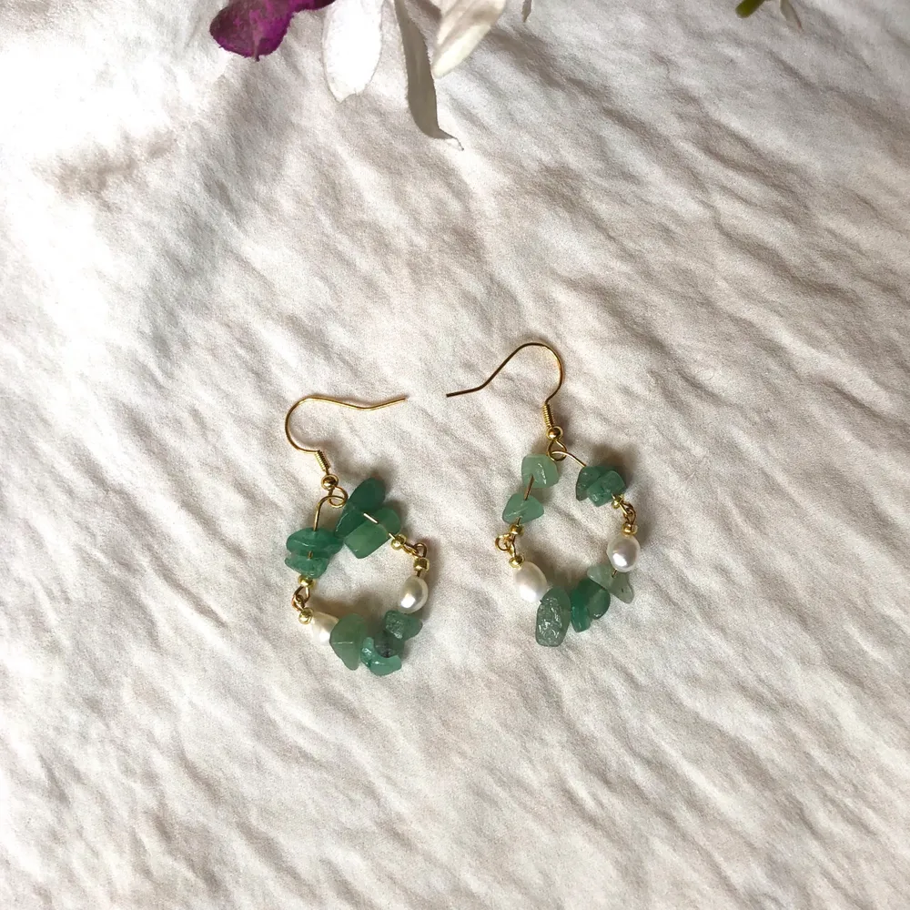 Kristall örhängen med färskvatten pärlor.  Green aventurine - Green aventurine is known as the “stone of opportunity,”  thought to be the luckiest of all crystals, It is believed to help enhance the wealth and prosperity of an individual.  . Accessoarer.