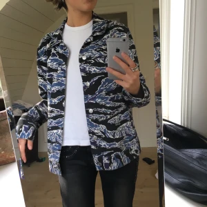 Weekday jacka - Assnygg weekday jeans jacka! Ganska tunn så passar även ish som en skjorta:)) Toppskick!