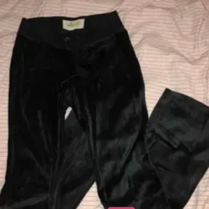 Hollister byxor - Svarta bootcut mjukisbyxor från hollister. Sitter bra💕hör av er för fler bilder💕frakt 20kr