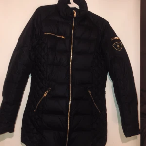 ROCK AND BLUE SWEDEN - DUNJACK - KNAPPT ANVÄND ENDAST HAFT DEN NÅGON GÅNG VID ENSTAKA TILLFÄLLE. Finns i Linköping kan skickas 