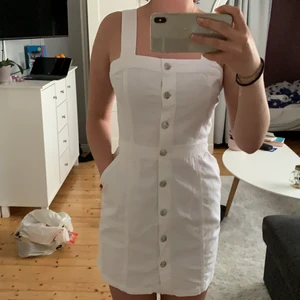 Jeansklänning - Vit jeansklänning från NAKD, aldrig använd då den är lite för kort för mig (är 175 cm), storlek på klänningen: S. Kan mötas upp i Norrköping/Söderköping, annars står köpare för frakt. 