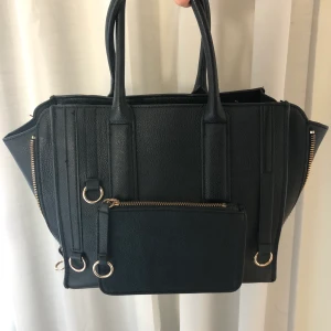 Väska med band - Så snygg väska med ett avtagbart band i vinrött. Kommer inte till användning längre men riktigt bra skick.